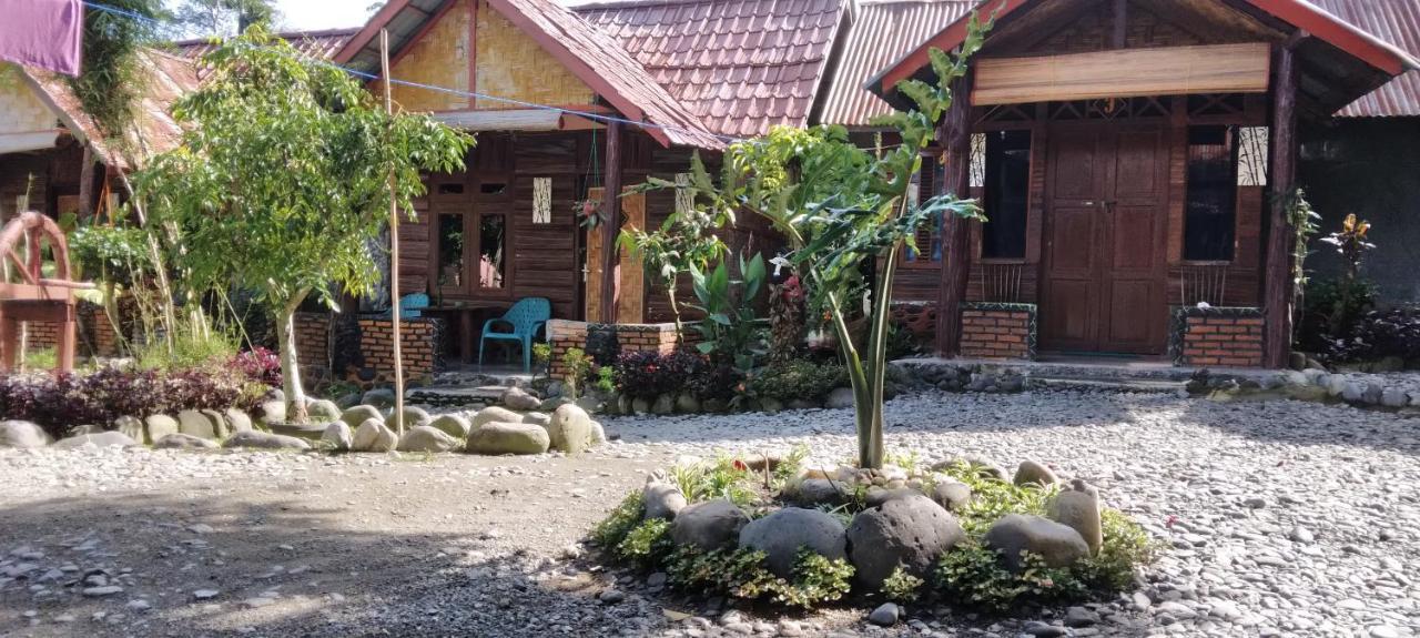 Lucky Bamboo'Bungalows-Resto And Orangutan Jungle Trekking Tours Букит-Лаванг Экстерьер фото